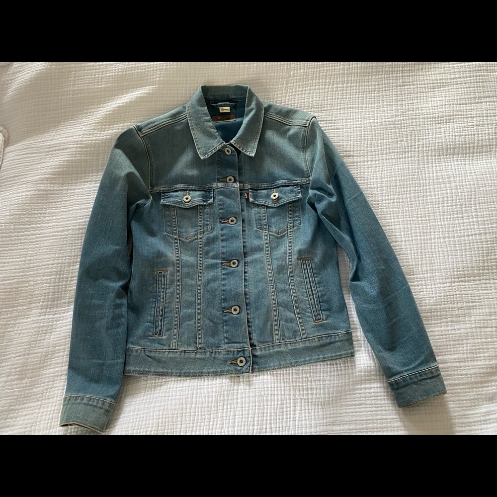 Levi’s jean jacket. Womens L.